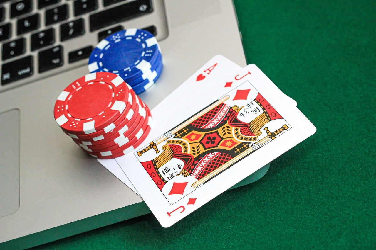 mm76dd Slots ကစားနည်း အဆင့်ဆင့် လမ်းညွှန်ပြသသည့် မြန်မာ ကစားသမား ဖုန်းဖြင့် ကစားနေသည့် ပုံ